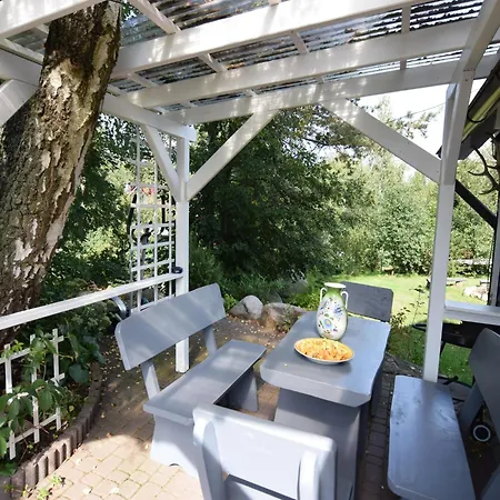 Dom wakacyjny Comfortable Homes With A Beautiful Garden *