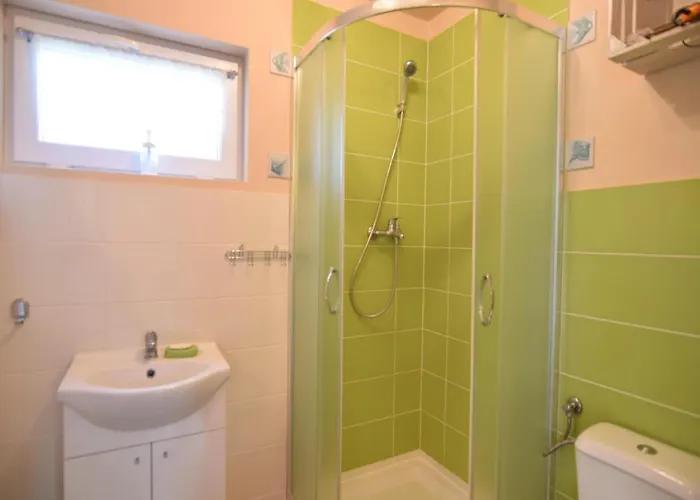 Comfortable Homes With A Beautiful Garden *